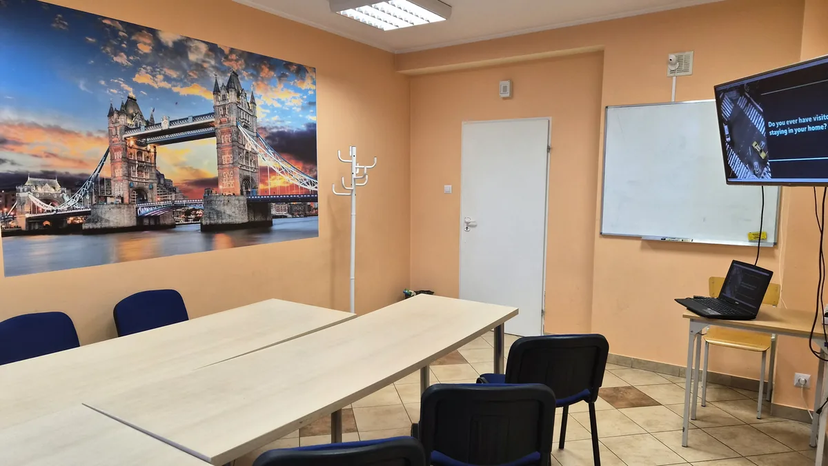Sala szkoleniowa z telewizorem, tablicą suchościeralną i wieszakiem - fototapeta z Tower Bridge o zachodzie słońca